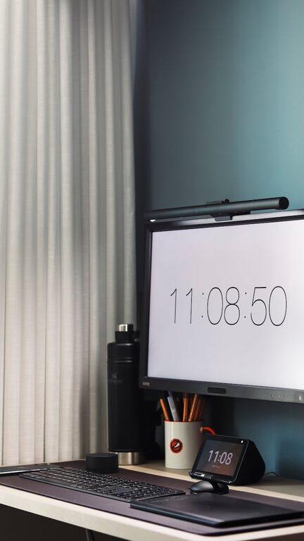 Jak efektywnie zorganizować przestrzeń do pracy w domowym biurze